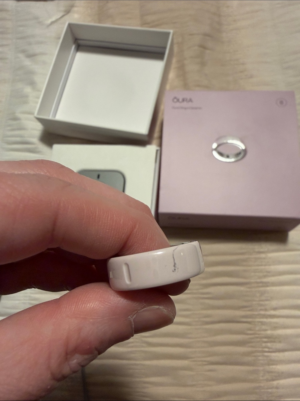 Oura Ring 4 Ceramic Smart Ring - petal size 8 - Picture 5 of 6